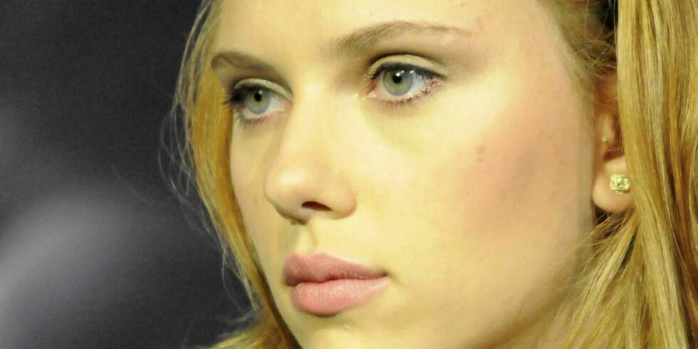 DEBUTERER PÅ SCENEN: Scarlett Johansson (24) skal forsøke seg på Broadway. DEBUTERER PÅ SCENEN: Scarlett Johansson (24) skal forsøke seg på Broadway.