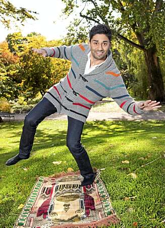 BØNNETEPPESURF: Noman Mubashir er en glad muslim som surfer gjennom livet. Her på sitt eget bønneteppe. BØNNETEPPESURF: Noman Mubashir er en glad muslim som surfer gjennom livet. Her på sitt eget bønneteppe.