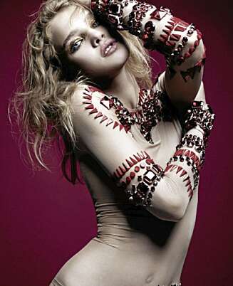 KUNSTFOTO: Natalia Vodianova ble fotografert av Heidi Slimane. KUNSTFOTO: Natalia Vodianova ble fotografert av Heidi Slimane.