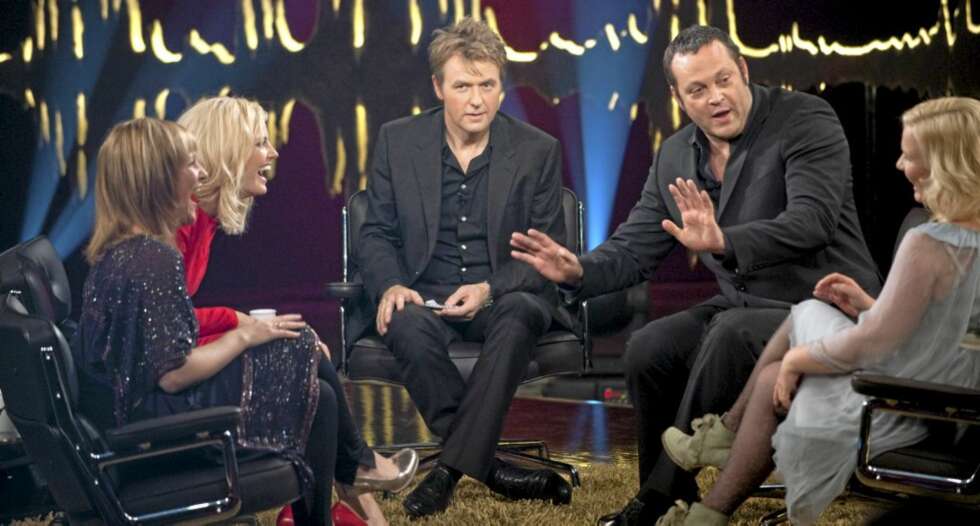 FINE GJESTER: Programleder Fredrik Skavlan flankert av f.v. prinsesse Märtha Louise, den svenske skuespilleren Malin Åkerman, den amerikanske komikeren Vince Vaugn og engleskolegründer Elisabeth Samnöy under opptakene til talkshowet Skavlan i Stockholm torsdag kveld. FINE GJESTER: Programleder Fredrik Skavlan flankert av f.v. prinsesse Märtha Louise, den svenske skuespilleren Malin Åkerman, den amerikanske komikeren Vince Vaugn og engleskolegründer Elisabeth Samnöy under opptakene til talkshowet Skavlan i Stockholm torsdag kveld.
