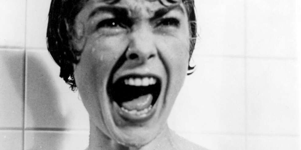 Dusjscenen fra Alfred Hitchcocks film Psyko er legendarisk. Ingen kan skrike så gjennomtrengende som Janet Leigh. Dusjscenen fra Alfred Hitchcocks film Psyko er legendarisk. Ingen kan skrike så gjennomtrengende som Janet Leigh.
