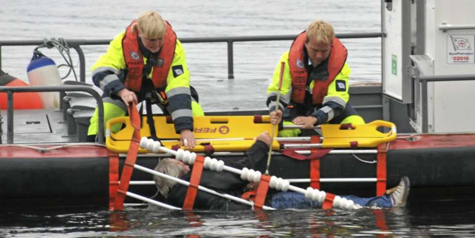 REDNING: Redningsselskapet demonstrerer hvor mye energi som egentlig kreves for å få en våt voksen mann om bord igjen. REDNING: Redningsselskapet demonstrerer hvor mye energi som egentlig kreves for å få en våt voksen mann om bord igjen.