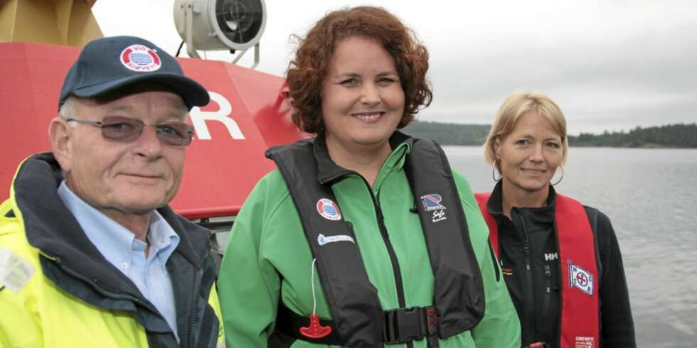 KAMPANJE: Fungerende sjøfartsdirektør Sigurd Gude (f.v.) fra Sjøfartsdirektoratet, minister Sylvia Brustad fra Handels- og næringsdepartementet og og Hilde Hamre fra Redningsselskapet går i spissen for å øke redningsvestbruken. KAMPANJE: Fungerende sjøfartsdirektør Sigurd Gude (f.v.) fra Sjøfartsdirektoratet, minister Sylvia Brustad fra Handels- og næringsdepartementet og og Hilde Hamre fra Redningsselskapet går i spissen for å øke redningsvestbruken.
