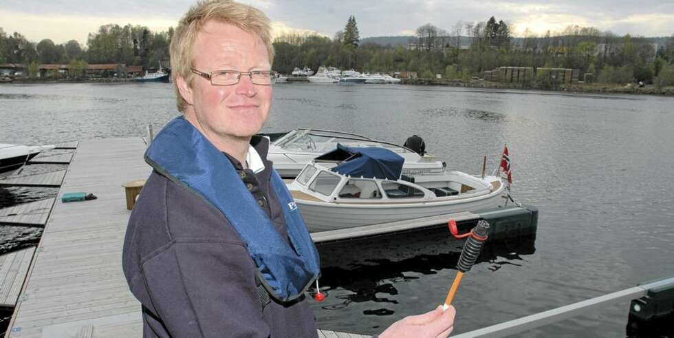 OPPLADBAR: Når båten er vel i havn plugges strømkabelen inn i båtens landstrømanlegg og etter 12 timer er el-snekka ferdig oppladet. OPPLADBAR: Når båten er vel i havn plugges strømkabelen inn i båtens landstrømanlegg og etter 12 timer er el-snekka ferdig oppladet.
