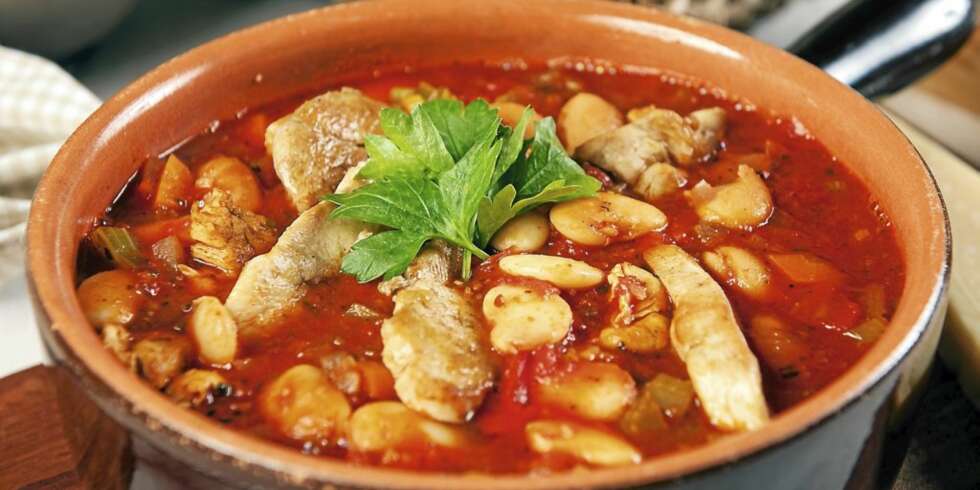 Det finnes ikke noe hyggeligere
enn å samle gode venner rundt en duftende suppegryte. Den italienske bønnesuppen smaker nydelig i høstkvelden. Det finnes ikke noe hyggeligere
enn å samle gode venner rundt en duftende suppegryte. Den italienske bønnesuppen smaker nydelig i høstkvelden.