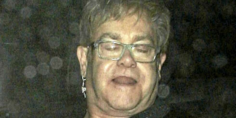 NEDE FOR TELLING: Sir Elton John er slett ikke frisk om dagen. NEDE FOR TELLING: Sir Elton John er slett ikke frisk om dagen.