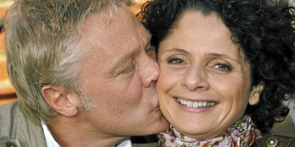 FORNØYD MED HVERANDRE: – Vi er i grunnen tilfreds med hverandre, sier Nadia Hasnaoui og Kim Haugen. Hun er aktuell som programleder for «Kvitt eller dobbelt» på NRK1, og han i en
av hovedrollene i «Fanny og Alexander» på Nationaltheatret. FORNØYD MED HVERANDRE: – Vi er i grunnen tilfreds med hverandre, sier Nadia Hasnaoui og Kim Haugen. Hun er aktuell som programleder for «Kvitt eller dobbelt» på NRK1, og han i en
av hovedrollene i «Fanny og Alexander» på Nationaltheatret.