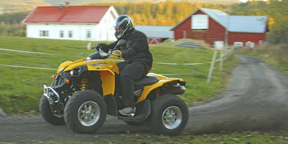SPRUT: Er nabolaget velsignet med lurvete grusveier, kan et samkvem med Renegade være riktig så trivelig. Men pass på at folk og fe holder trygg avstand til bakhjulene. Det blir endel sprut... SPRUT: Er nabolaget velsignet med lurvete grusveier, kan et samkvem med Renegade være riktig så trivelig. Men pass på at folk og fe holder trygg avstand til bakhjulene. Det blir endel sprut...