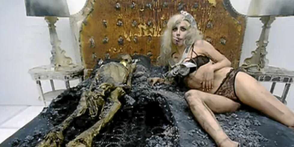 DÅRLIG DATE: Det som ser ut som en blond Amy Winehouse, viser seg å være Lady Gaga i sin nye video "Bad Romance". DÅRLIG DATE: Det som ser ut som en blond Amy Winehouse, viser seg å være Lady Gaga i sin nye video "Bad Romance".