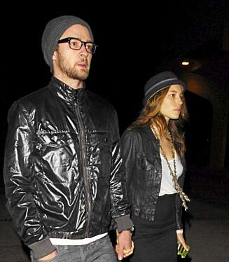 Justin Timberlake glemte stalker-damene i helgen, og stakk på Jay-Z-konsert med kjæresten Jessica Biel søndag. Justin Timberlake glemte stalker-damene i helgen, og stakk på Jay-Z-konsert med kjæresten Jessica Biel søndag.