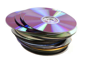 PLATEROT: Har du slike bunker med CD-er og DVD-er liggende og flyte ved TV-benken? Da er det på tide å komme i gang med et nettverksbasert underholdningssystem! PLATEROT: Har du slike bunker med CD-er og DVD-er liggende og flyte ved TV-benken? Da er det på tide å komme i gang med et nettverksbasert underholdningssystem!