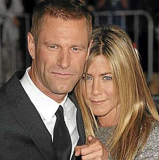 GOD TONE: Jen og motspiller Aaron Eckhart koste og klemte hele tiden på premieren til "Love Happens". GOD TONE: Jen og motspiller Aaron Eckhart koste og klemte hele tiden på premieren til "Love Happens".