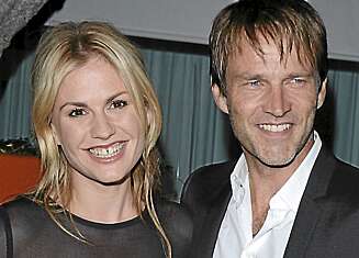 LIDENSKAPELIG FORHOLD: Anna Paquin og Stephen Moyer deler like lidenskapelige kyss hjemme som i serien «True Blood», som nå vises på NRK. TV-serien er hysterisk populær i USA, der ingen får nok av de blodtørstige vampyrene. LIDENSKAPELIG FORHOLD: Anna Paquin og Stephen Moyer deler like lidenskapelige kyss hjemme som i serien «True Blood», som nå vises på NRK. TV-serien er hysterisk populær i USA, der ingen får nok av de blodtørstige vampyrene.