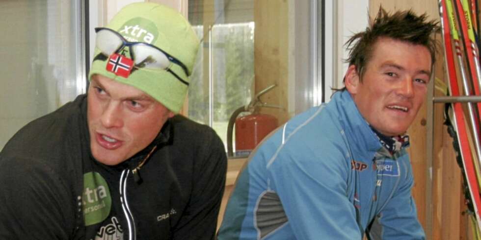 HARR'U HØRT PÅ MAKAN: Jørgen stiller seg uforstående til Jan Egil Andresens harr-fiske. HARR'U HØRT PÅ MAKAN: Jørgen stiller seg uforstående til Jan Egil Andresens harr-fiske.