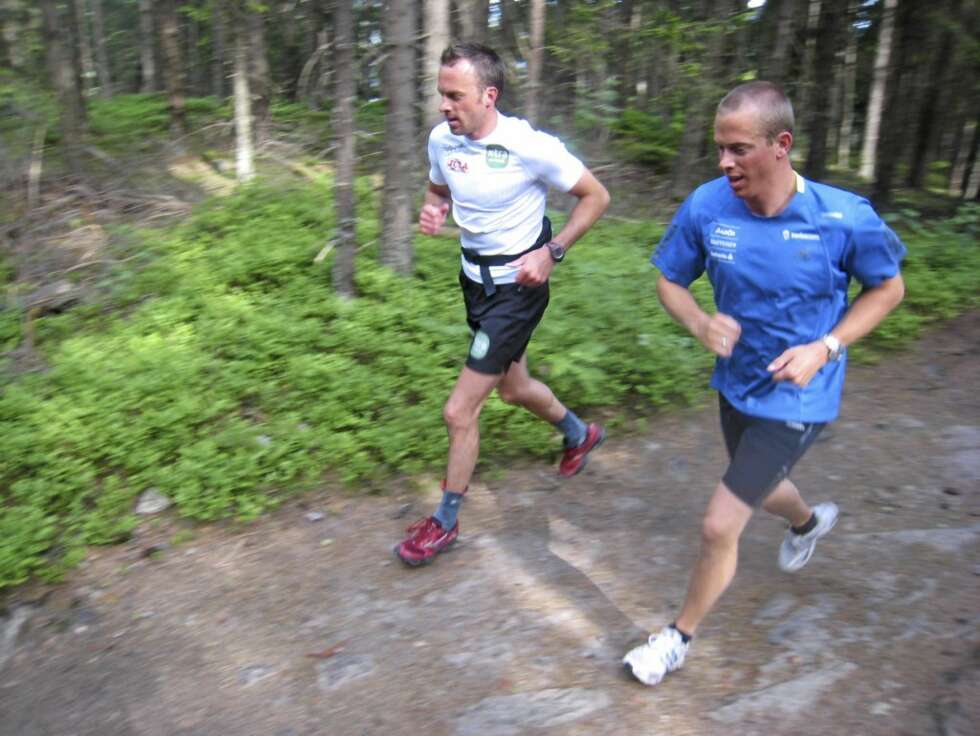 ENNÅ IDYLL: Fredrik følger, lett på tå, i sine uklanderlige hvite joggesko. ENNÅ IDYLL: Fredrik følger, lett på tå, i sine uklanderlige hvite joggesko.