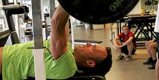 PUSHER HARDT: Anders viser muskler i benken PUSHER HARDT: Anders viser muskler i benken