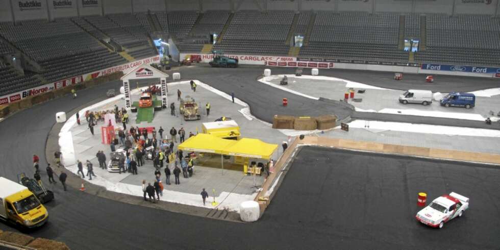 For første gang er en fotballbane i Norge asfaltert! Slik ser Telenor Arena ut i helgen. For første gang er en fotballbane i Norge asfaltert! Slik ser Telenor Arena ut i helgen.