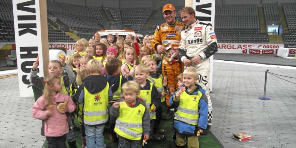 Henning og Petter Solberg var populære objekter for barnehage-barna - nesten på linje med is! Henning og Petter Solberg var populære objekter for barnehage-barna - nesten på linje med is!