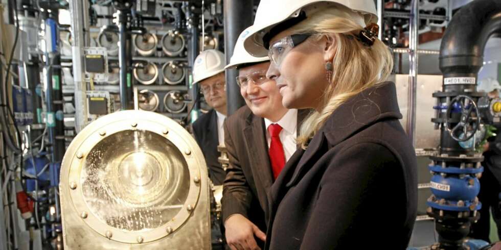 Kronprinsesse Mette-Marit sto for den offisielle åpningen av kraftverket. Til stede var også Olje og Energiminister Terje Riis-Johansen og Styreleder Arvid Grundekjøn (tv). Kronprinsesse Mette-Marit sto for den offisielle åpningen av kraftverket. Til stede var også Olje og Energiminister Terje Riis-Johansen og Styreleder Arvid Grundekjøn (tv).