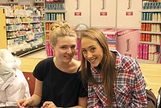 GLADE JENTER: Lise og Pernille på butikkbesøk med Det Nye og Sunsilk. GLADE JENTER: Lise og Pernille på butikkbesøk med Det Nye og Sunsilk.