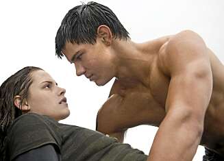 BUFF TYPE: Taylor Faulkner i rollen som Jacob Black gjør store deler av New Moon i bar overkropp, noe som ikke er Bella (Kristen Stewart) imot. BUFF TYPE: Taylor Faulkner i rollen som Jacob Black gjør store deler av New Moon i bar overkropp, noe som ikke er Bella (Kristen Stewart) imot.