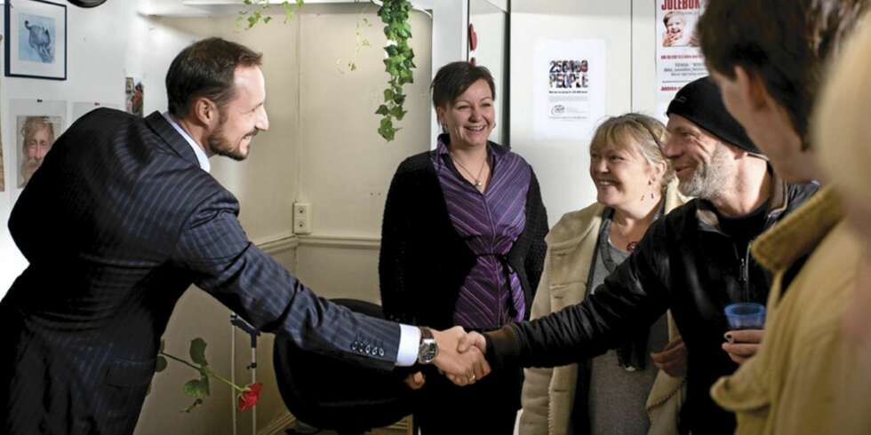 Kronprins Haakon besøkte =Oslo i fjor. Tronarvingen tok seg god tid til å snakke med både redaksjon og selgere . Kronprins Haakon besøkte =Oslo i fjor. Tronarvingen tok seg god tid til å snakke med både redaksjon og selgere .
