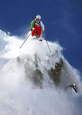 Fred Syversen ble verdenskjent for sitt 107 meter høye klippedropp i fjor. På Perfect Moments film «Instant», som har premiere onsdag denne uken, fortsetter han å fly med ski. Fred Syversen ble verdenskjent for sitt 107 meter høye klippedropp i fjor. På Perfect Moments film «Instant», som har premiere onsdag denne uken, fortsetter han å fly med ski.