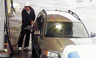 RASKE: Biltyvene flyter seg raskt, men her glemte de at det var videokamera ved pumpa - som fanget dem opp før de stakk av uten å betale drivstoffet. RASKE: Biltyvene flyter seg raskt, men her glemte de at det var videokamera ved pumpa - som fanget dem opp før de stakk av uten å betale drivstoffet.