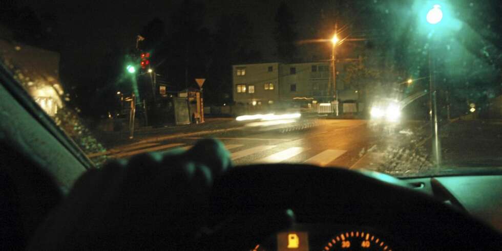 FRA STASJONSVEGEN: Svake veilys, sterke trafikklys. Bildene er fra lyskryss og fotgjengeroverganger i Stasjonsvegen, Slemdal, i Oslo. FRA STASJONSVEGEN: Svake veilys, sterke trafikklys. Bildene er fra lyskryss og fotgjengeroverganger i Stasjonsvegen, Slemdal, i Oslo.