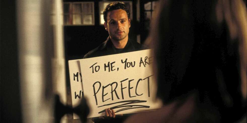 Her forsøker Mark (Andrew Lincoln) å innynde seg hos en av damene i juleromantikkfilmen Love actually. Her forsøker Mark (Andrew Lincoln) å innynde seg hos en av damene i juleromantikkfilmen Love actually.