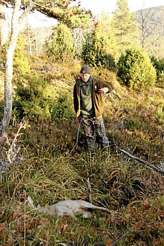 BUKKEFALL: Espen konstaterer at skuddet var perfekt og at bukken er død. BUKKEFALL: Espen konstaterer at skuddet var perfekt og at bukken er død.