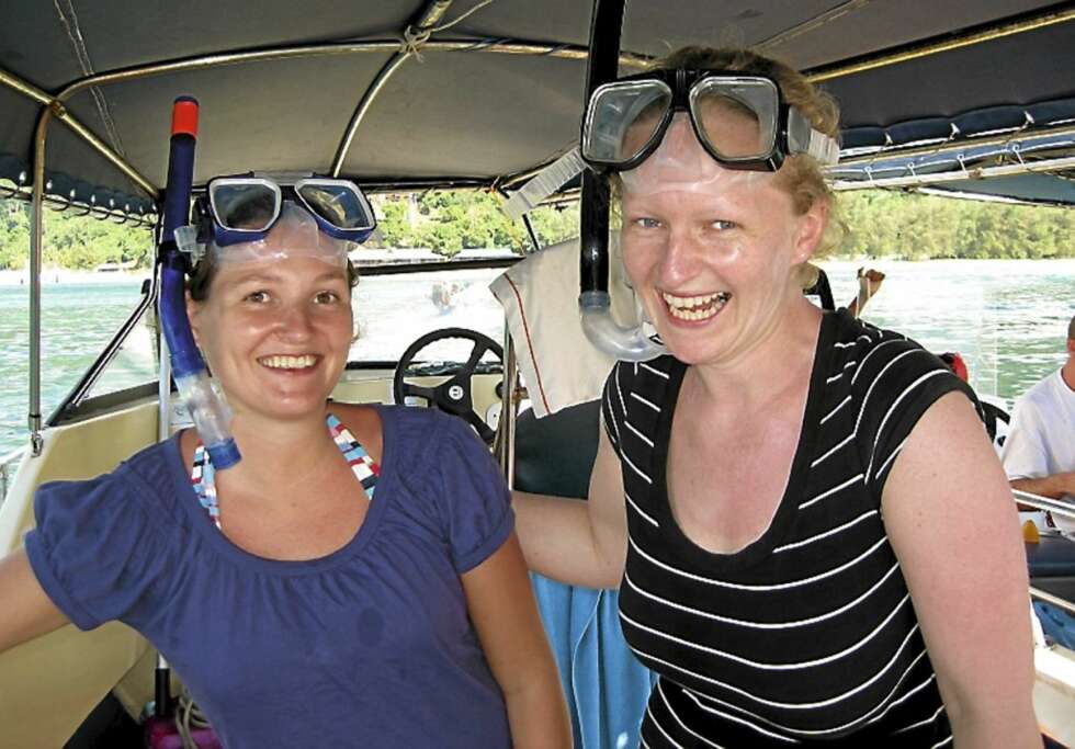 EVENTYRLYSTNE: Kristina (til venstre) og Jenny fra Tyskland synes det er kjempegøy å snorkle. EVENTYRLYSTNE: Kristina (til venstre) og Jenny fra Tyskland synes det er kjempegøy å snorkle.