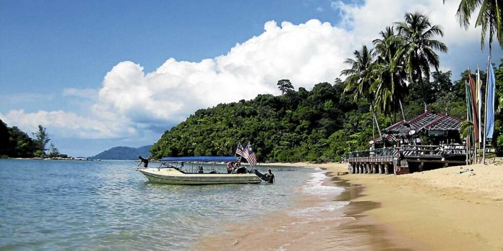 EKSOTISK: Du bør ta en båttur rundt Tioman, for å oppleve alle de flotte strendene og små landsbyene. EKSOTISK: Du bør ta en båttur rundt Tioman, for å oppleve alle de flotte strendene og små landsbyene.