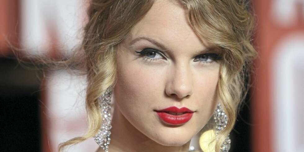 Taylor Swift (19, fyller 20 år 13. desember) ble i november den yngste artisten noensinne som vant Entertainer of the Year-prisen på Country Music Awards. Taylor Swift (19, fyller 20 år 13. desember) ble i november den yngste artisten noensinne som vant Entertainer of the Year-prisen på Country Music Awards.