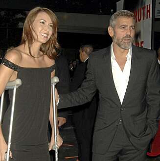 George Clooney og Sarah Larsen, her på krykker etter et uhell med motorsykkelen til George. George Clooney og Sarah Larsen, her på krykker etter et uhell med motorsykkelen til George.