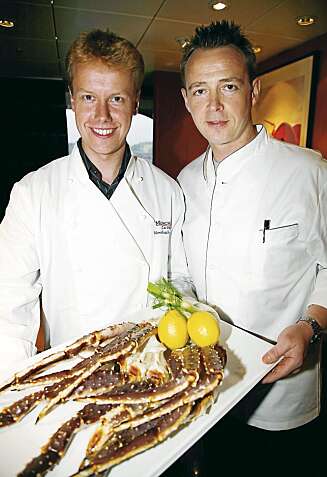 Her står Kenneth og Holger klare med kongekrabben. Her står Kenneth og Holger klare med kongekrabben.