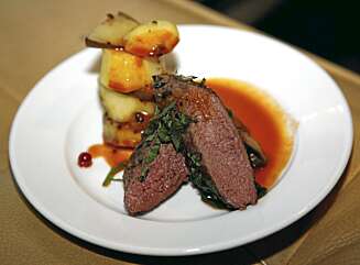 Reinsdyrfilet med pære, potet og sopp er virkelig en rett for de smaksbevisste! Reinsdyrfilet med pære, potet og sopp er virkelig en rett for de smaksbevisste!