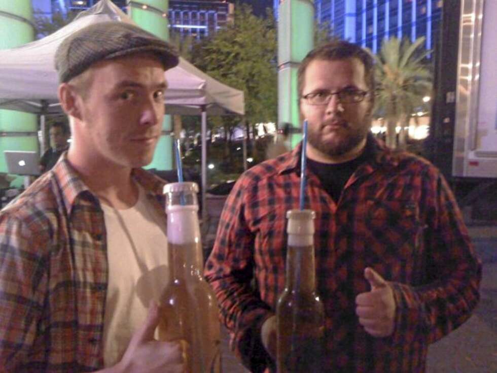 Journalisten (t.v.) og kompissen Tommy Hightimes viser Topp Stemning med latterlige store pils på The Strip. Journalisten (t.v.) og kompissen Tommy Hightimes viser Topp Stemning med latterlige store pils på The Strip.