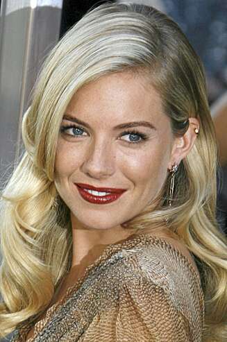 40-TALLS: Sienna Miller tra Old Hollywood-stilen fult ut på den røde løperen. Med røde lepper og glattbølget hår står glamour i høysetet. 40-TALLS: Sienna Miller tra Old Hollywood-stilen fult ut på den røde løperen. Med røde lepper og glattbølget hår står glamour i høysetet.