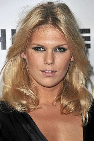 80-TALLS: Alexandra Richards går for en sexy look med sotede øyne og volumiøst hår. Huden er solbrun og leppene nøytrale. 80-TALLS: Alexandra Richards går for en sexy look med sotede øyne og volumiøst hår. Huden er solbrun og leppene nøytrale.