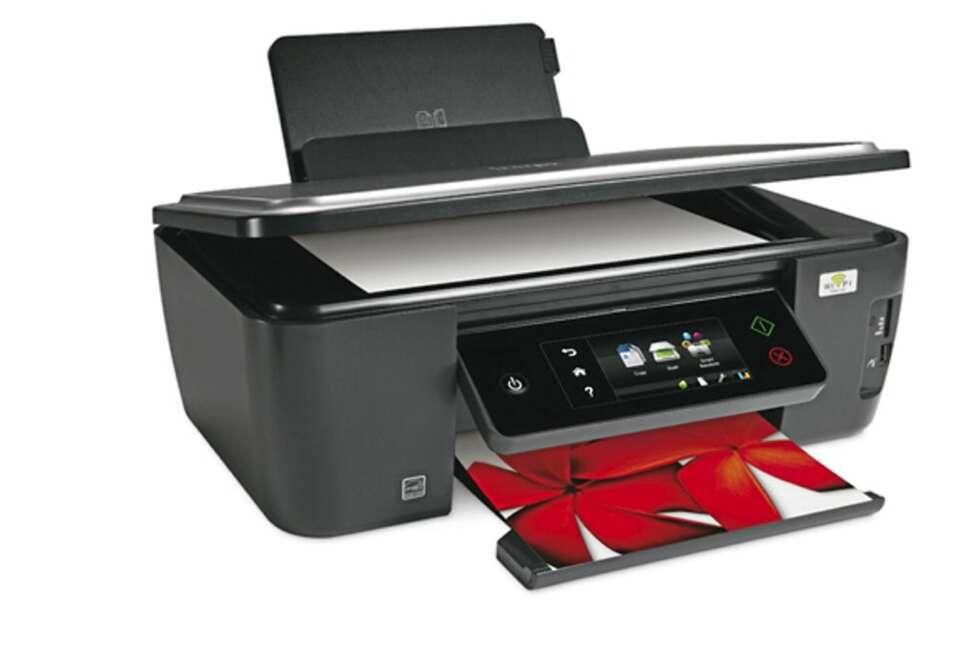 ARKMATER: Lexmark har valgt å plassere arkmateren slik at arkene stikker opp i bakkant. Har du god plass er det ok, skal skriveren inn i en trang hylle kan det bli litt trangt. ARKMATER: Lexmark har valgt å plassere arkmateren slik at arkene stikker opp i bakkant. Har du god plass er det ok, skal skriveren inn i en trang hylle kan det bli litt trangt.