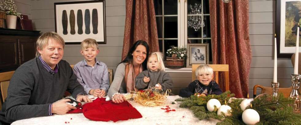 JULEPUSLERIER: Selv om desember er en drave ltid med hele 22 kirkekonserter, får Ole Edvarde Antonsen tid til litt førjulsaktiviteter med familien. Fra venstre: Ole Edv ard, Ole Marius, Tone Mina og Mikkel. JULEPUSLERIER: Selv om desember er en drave ltid med hele 22 kirkekonserter, får Ole Edvarde Antonsen tid til litt førjulsaktiviteter med familien. Fra venstre: Ole Edv ard, Ole Marius, Tone Mina og Mikkel.