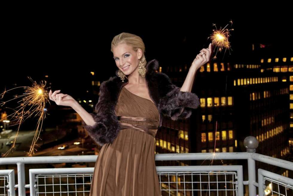STJERNESKUDD: Kathrine er klar for å gå inn i 2010. Med Michael Jackson musikk, er feststemningen i boks. STJERNESKUDD: Kathrine er klar for å gå inn i 2010. Med Michael Jackson musikk, er feststemningen i boks.
