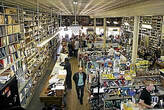 EN AV ROCKENS VUGGER: I Tupelo Hardware Store kjøpte moren Gladys den første gitaren til Elvas da han var 7 år. EN AV ROCKENS VUGGER: I Tupelo Hardware Store kjøpte moren Gladys den første gitaren til Elvas da han var 7 år.