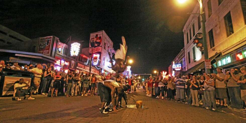 SPINNVILLE MEMPHIS: Gutta på Beale Street tar en salto for Elvis. SPINNVILLE MEMPHIS: Gutta på Beale Street tar en salto for Elvis.
