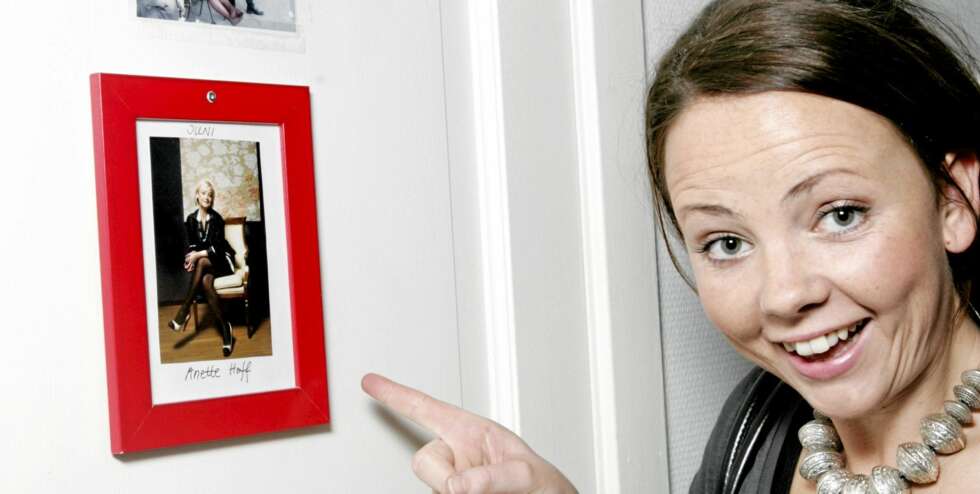 Foran rommet til Anette Hoff. Alle skuespillerne har eget rom med seng, pult og hylle hvor de kan slappe av mellom slagene. Det kunne jeg forresten trengt på slutten også... Foran rommet til Anette Hoff. Alle skuespillerne har eget rom med seng, pult og hylle hvor de kan slappe av mellom slagene. Det kunne jeg forresten trengt på slutten også...