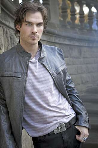 ... og ingen vampyrserie uten en djevelsk kjekk bad boy. Ian Somerhalder, kjent fra Lost, fyller den rollen. ... og ingen vampyrserie uten en djevelsk kjekk bad boy. Ian Somerhalder, kjent fra Lost, fyller den rollen.