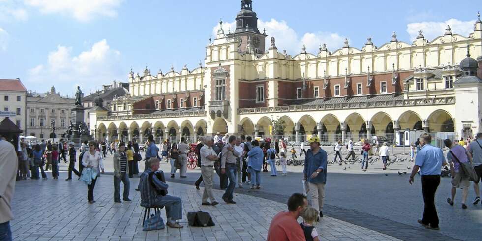 På torget i gamlebyen er det alltid et yrende liv. På torget i gamlebyen er det alltid et yrende liv.