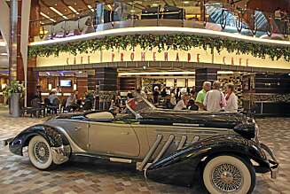SKIPETS NAVLE: Kjempen har et sentrum; Royal promenade. Sportsbilen som står utstilt blir forsvinnende liten... SKIPETS NAVLE: Kjempen har et sentrum; Royal promenade. Sportsbilen som står utstilt blir forsvinnende liten...