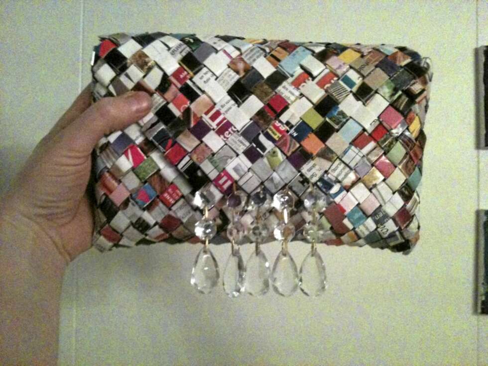 Gi vesken et par strøk decoupage lakk, eller sett tape over for å gjøre den mer holdbar. Gi vesken et par strøk decoupage lakk, eller sett tape over for å gjøre den mer holdbar.